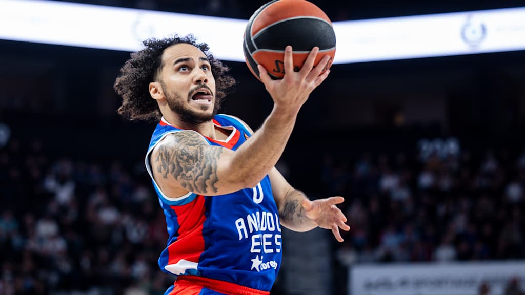 İki kez EuroLeague şampiyonu olan Türk takımının kaptanı Shane Larkin, Ekim ayının sonundan beri kadroda yer almıyor.