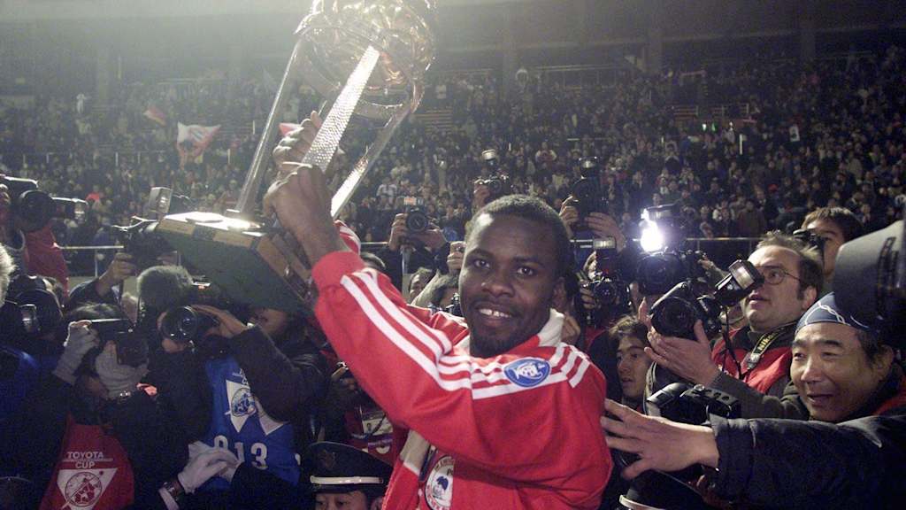 Der Siegtorschütze und der Pokal: Mit seinem Treffer in der 109. Minute sicherte Sammy Kuffour dem FC Bayern den zweiten Weltpokaltitel nach 1976.