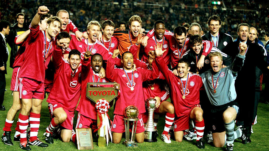 Da ist das Ding! Die siegreiche Bayern-Mannschaft nach dem Sieg im Weltpokalfinale in Tokio 2001.