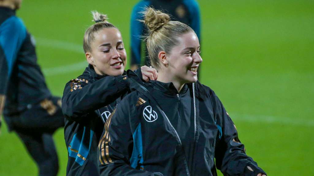 Giulia Gwinn und Alara Şehitler im Training mit der deutschen Nationalmannschaft.