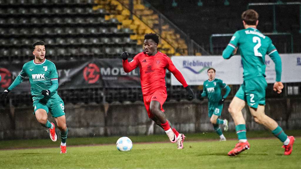 Nestory Irankunda im Spiel der FC Bayern Amateure beim FC Augsburg II