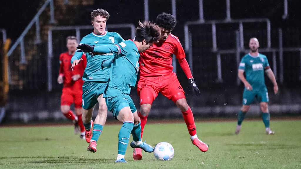 Adam Aznou im Spiel der FC Bayern Amateure beim FC Augsburg II
