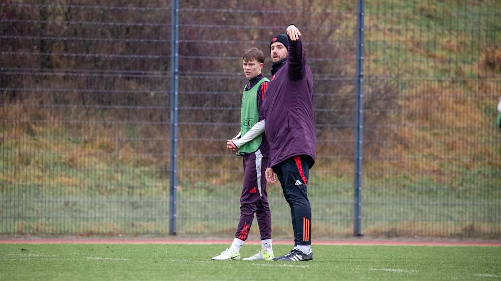 FC Bayern U19-Trainer Peter Gaydarov in einer Trainingseinheit im Gespräch mit Jonathan Asp Jensen.