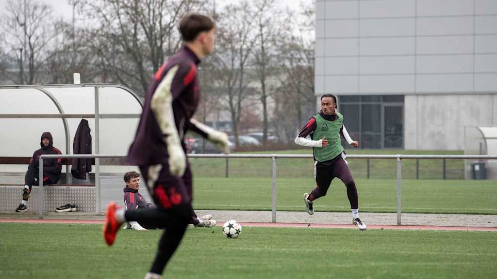 Jonah Kusi-Asare im Training der FC Bayern U19 am Ball.