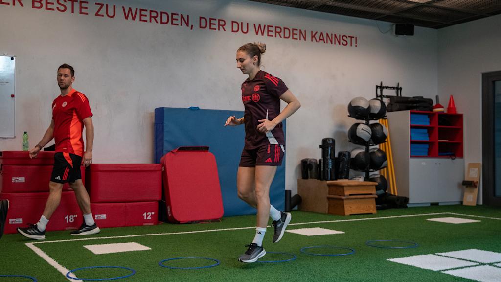 Katharina Naschenweng absolviert eine Laufübung im Reha-Bereich des FC Bayern Campus.