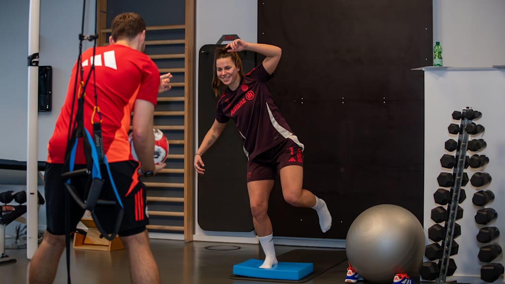 Lena Oberdorf absolviert eine Koordinationsübung mit Ball im Reha-Bereich des FC Bayern Campus.