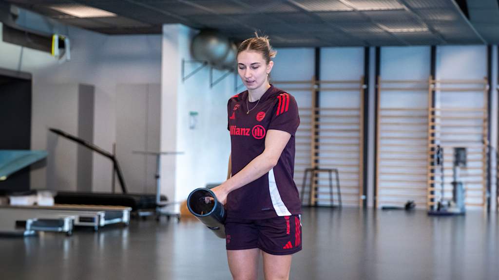 Kathi Naschenweng absolviert eine Kraftübung im Reha-Bereich des FC Bayern Campus.
