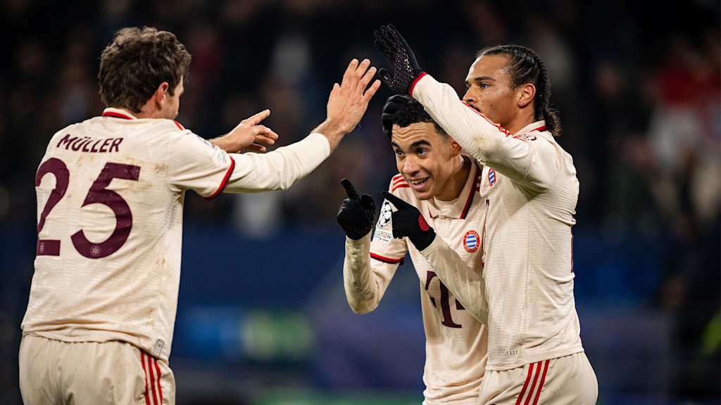 Thomas Müller celebrates his goal with Jamal Musiala and Leroy Sané