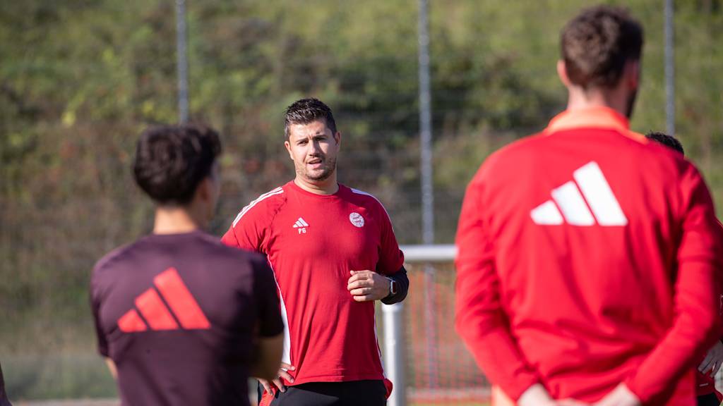 Peter Gaydarov während einer Trainingseinheit der U19 des FC Bayern bei der Ansprache.