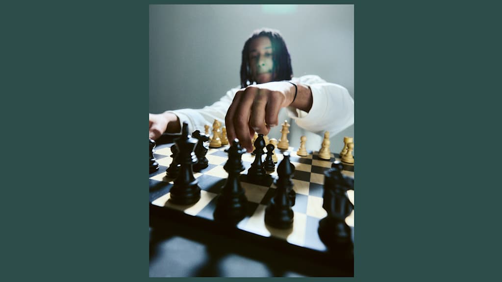FC Bayern-Profi Michael Olise spielt Schach.