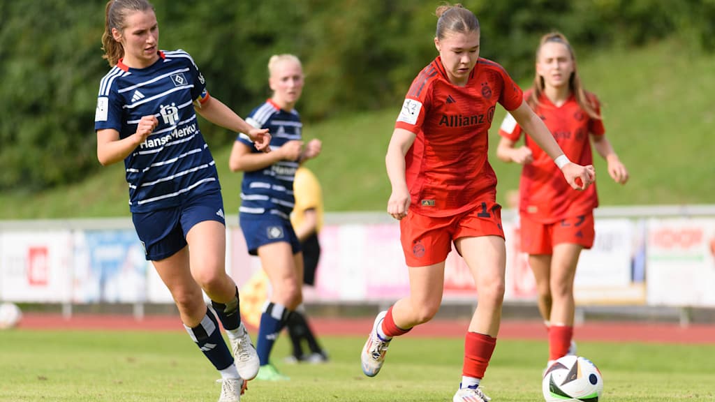 Lisa Karl von den FC Bayern Frauen im Spiel gegen den Hamburger SV im Zweikampf mit einer Gegnerin.