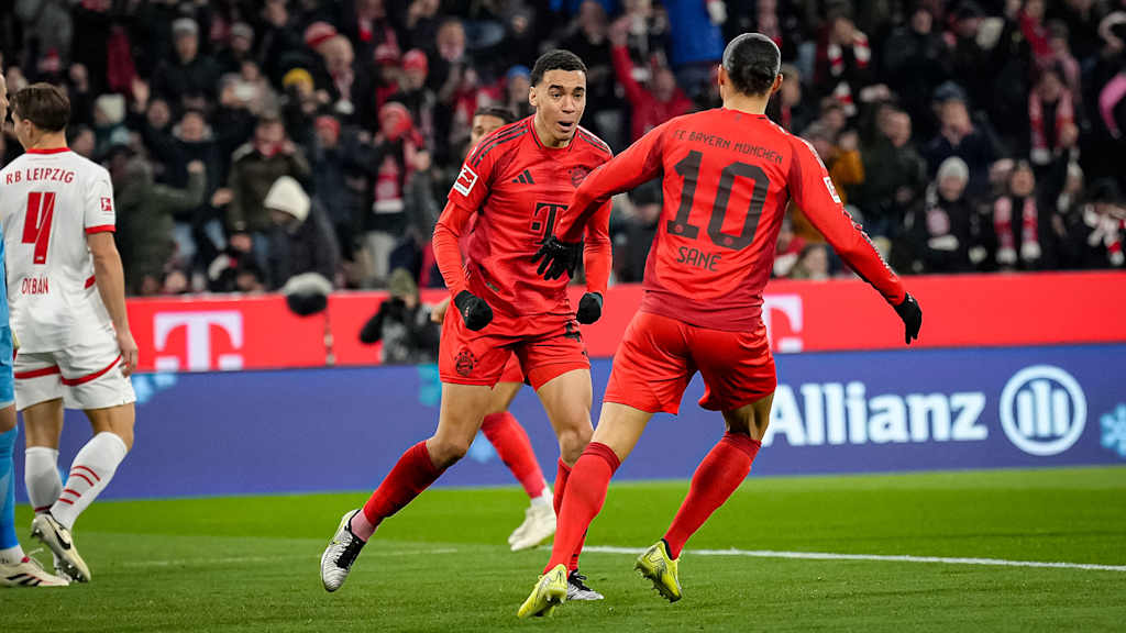 Jamal Musiala celebra junto a Leroy Sane durante el partido de Bundesliga FC Bayern - Leipzig.