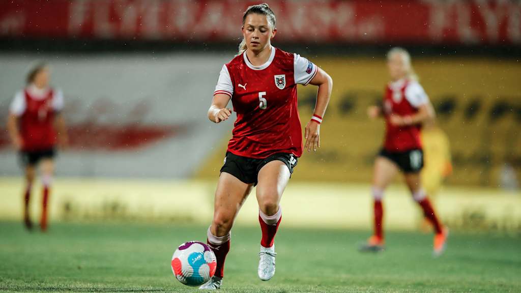Maria Plattner im Trikot der österreichischen Nationalmannschaft am Ball.
