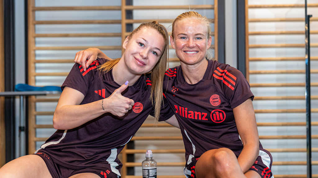 Weronika Zawistowska Arm in Arm mit Pernille Harder mit dem Daumen nach oben