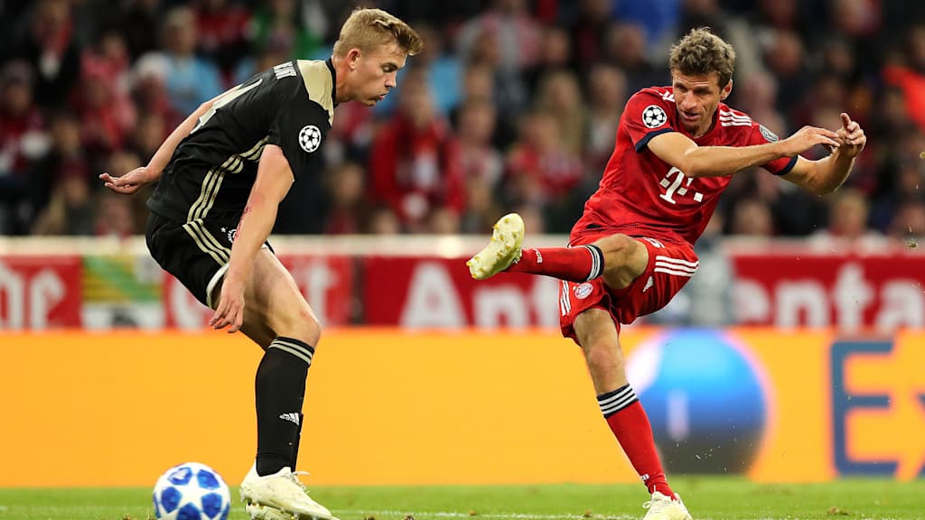 Thomas Müller vom FC Bayern im Zweikampf mit Matthijs de Ligt