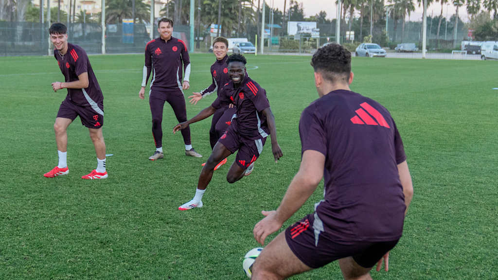 Bajung Darboe im Training der Amateure jagt auf dem Platz einem Ball hinterher.