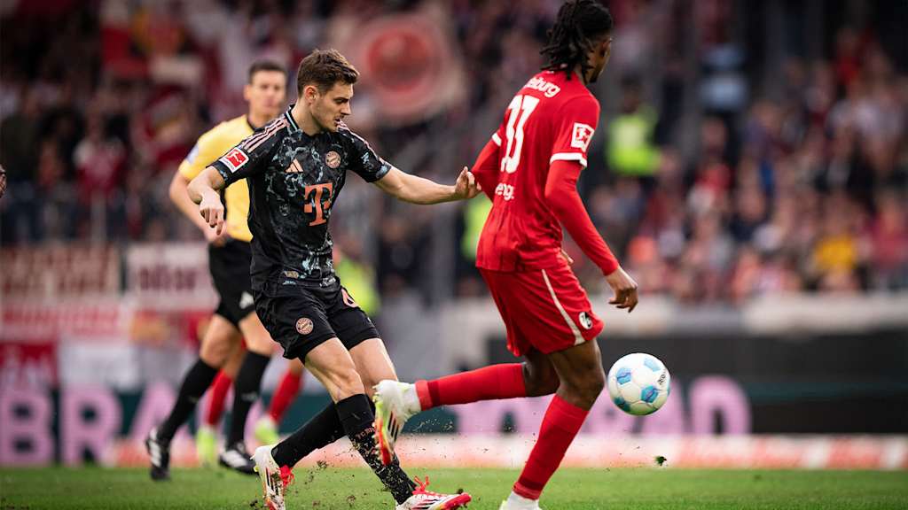 Josip Stanišić Spiel des FC Bayern in Freiburg