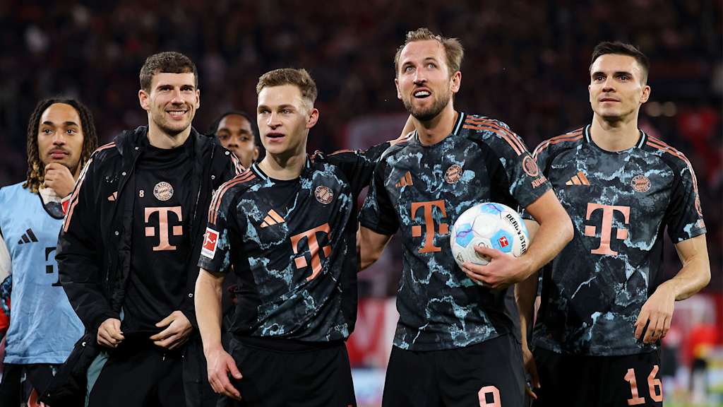 Fröhliche Bayern-Spieler nach dem Auswärtssieg beim SC Freiburg