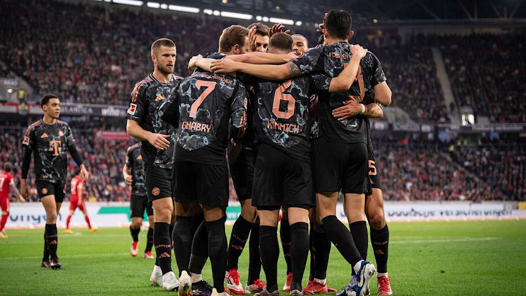 Harry Kane und Aleksandar Pavlović beim Spiel des FC Bayern in Freiburg