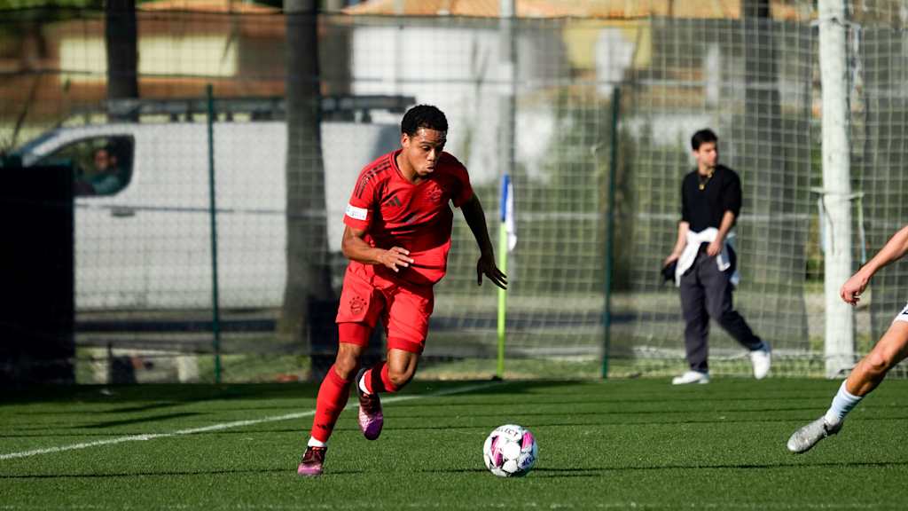 Chivano im Testspiel der FCB-Amateure gegen Sønderjyske mit dem Ball am Fuß.