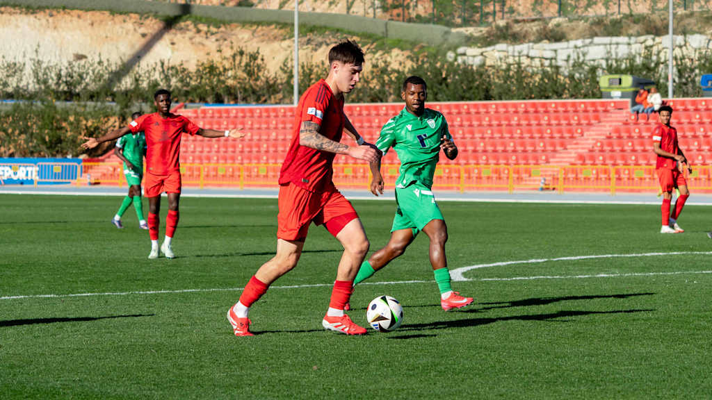 Javier Fernández im Testspiel in Spanien am Ball gegen den FC Levadia.