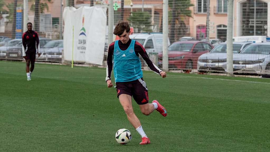 Guido Della Rovere am Ball im Trainingslager am Platz.