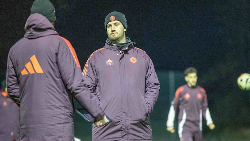 U19 Cheftrainer Perter Gaydarov im Training der FC Bayern U19 vor dem anstehenden Spiel gegen den Nachwuchs des SV Werder Bremen.