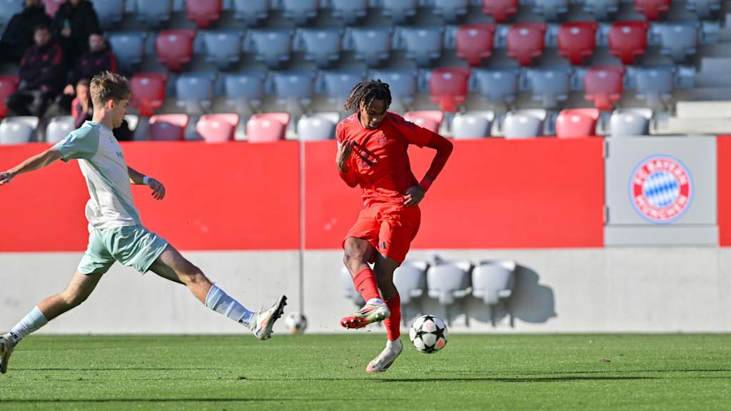 Jonah Kusi-Asare schießt den Ball im Stadion gegen Werder Bremen.