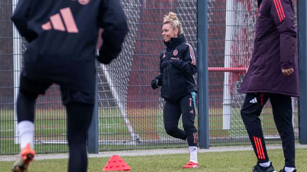 Linda Dallmann läuft im Training lächelnd auf dem Platz.