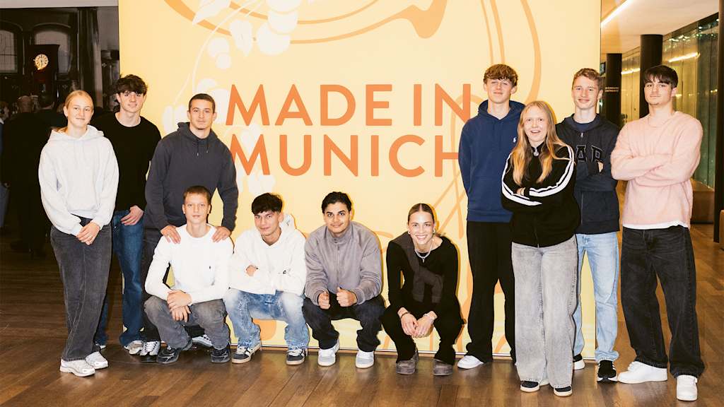Talente des FC Bayern Campus in der Münchner Kunsthalle vor dem Slogan made in Munich