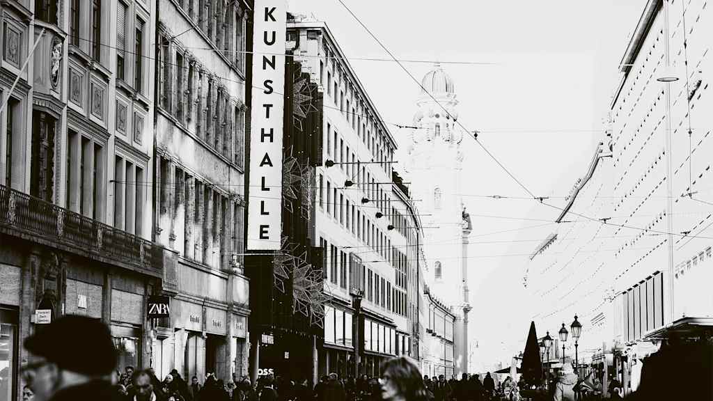 Blick auf Münchner Kunsthalle in der Fußgängerzone