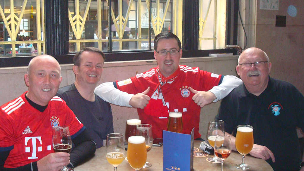 Drew Strachan (r.) next to Paul Yates (2nd r.), chairman of the Bayern Munich UK fan club.
