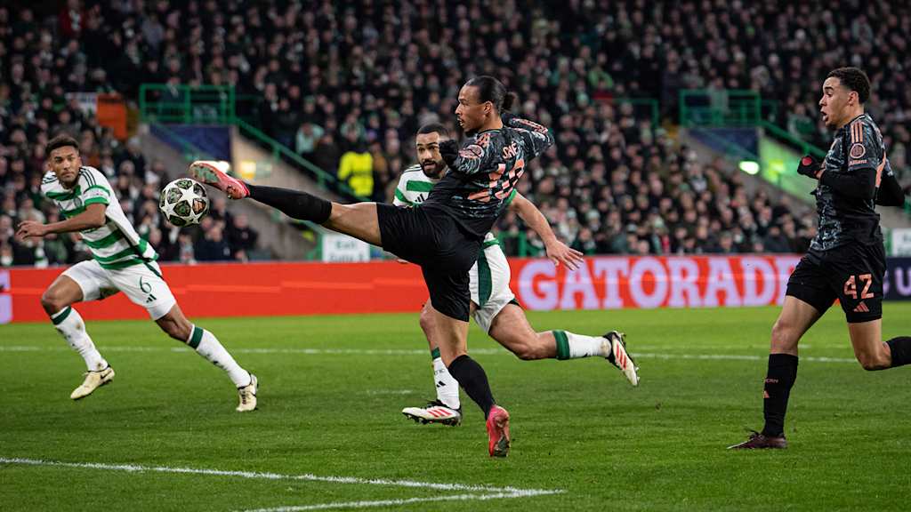 Leroy Sané spielt den Ball mit ausgestrecktem Bein im Champions League-Spiel des FC Bayern bei Celtic Glasgow
