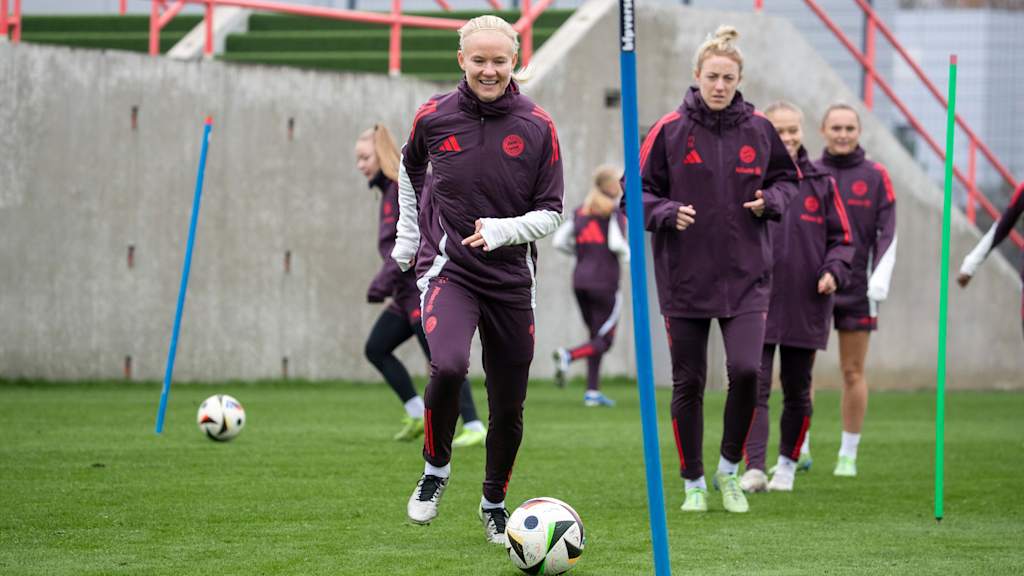 Pernille Harder führt im Training der FC Bayern Frauen eine Übung mit dem Ball aus.