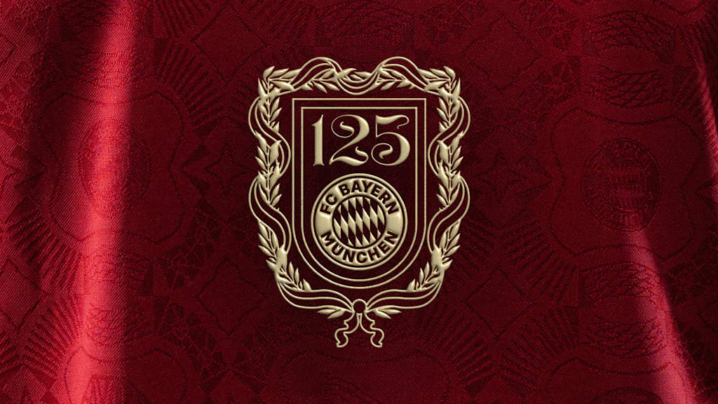Logo des FC Bayern in gold mit Verzierungen zum 125. Jubiläum auf weinrotem Hintergrund