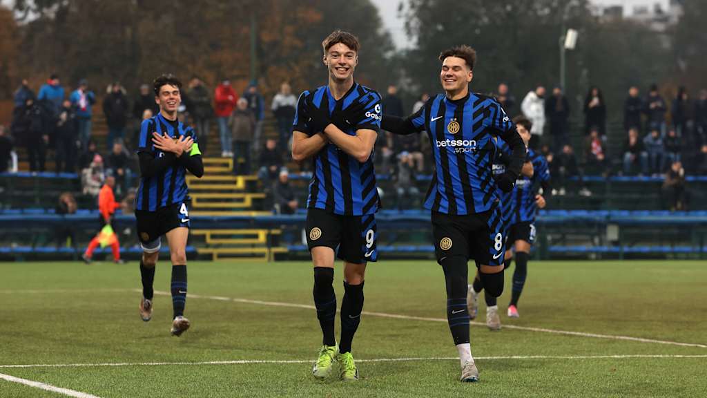 Matteo Spinaccè von Inter Mailand bejubelt einen Treffer mit seinen Mitspielern.