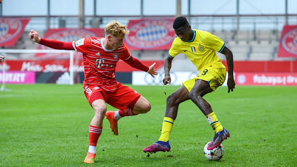 Lennard Becker im Zuge eines Zweikampfs im Duell zwischen der U19 Inter Mailands und der U19 des FC Bayern im November 2022.