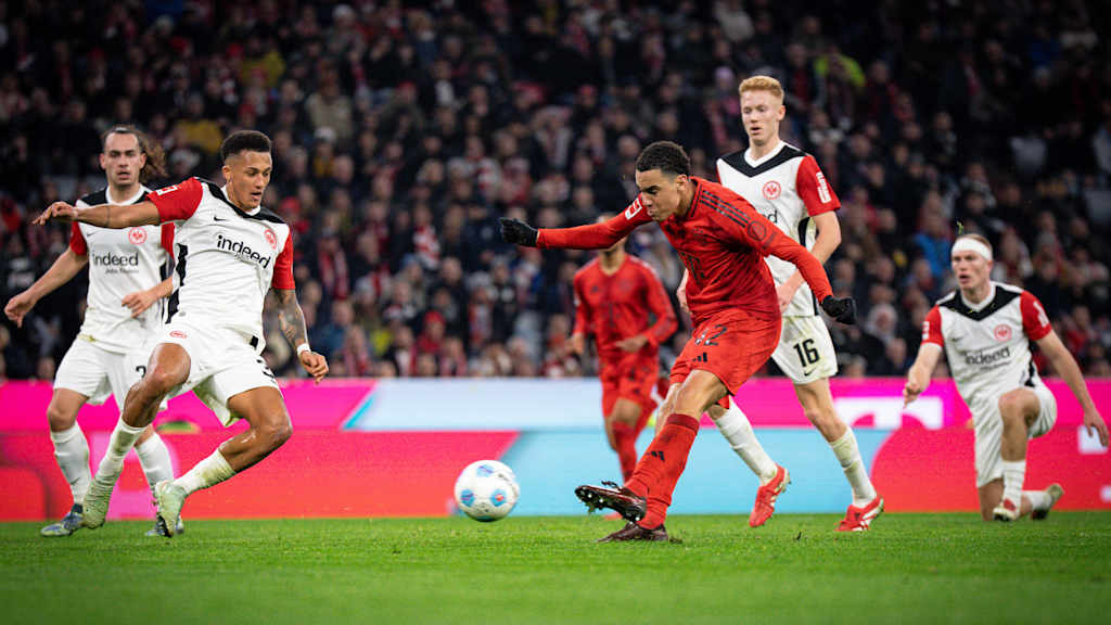 Jamal Musiala schießt im Bundesliga-Spiel gegen Frankfurt
