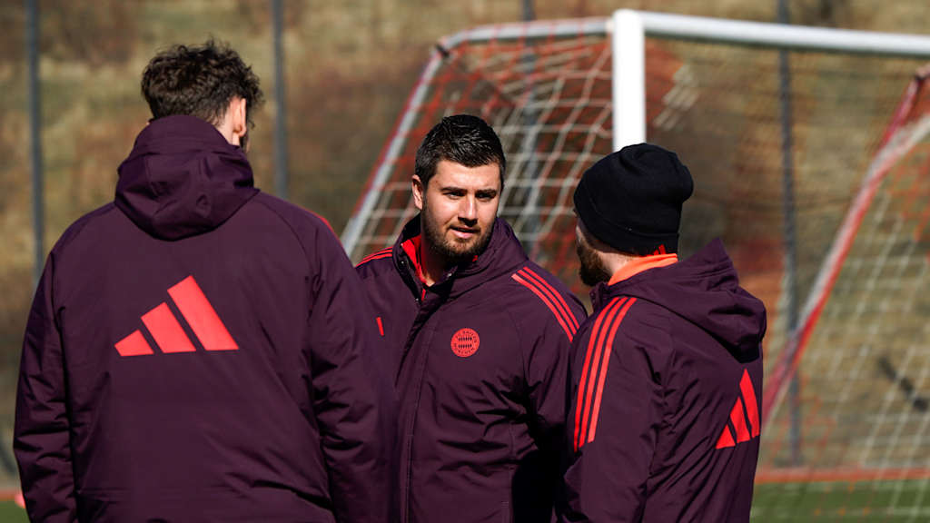 U19-Cheftrainer Peter Gaydarov berät sich beim Abschlusstraining mit seinem Trainerteam.
