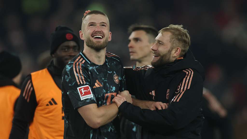 Eric Dier lacht nach dem Stuttgart-Spiel mit Konrad Laimer.