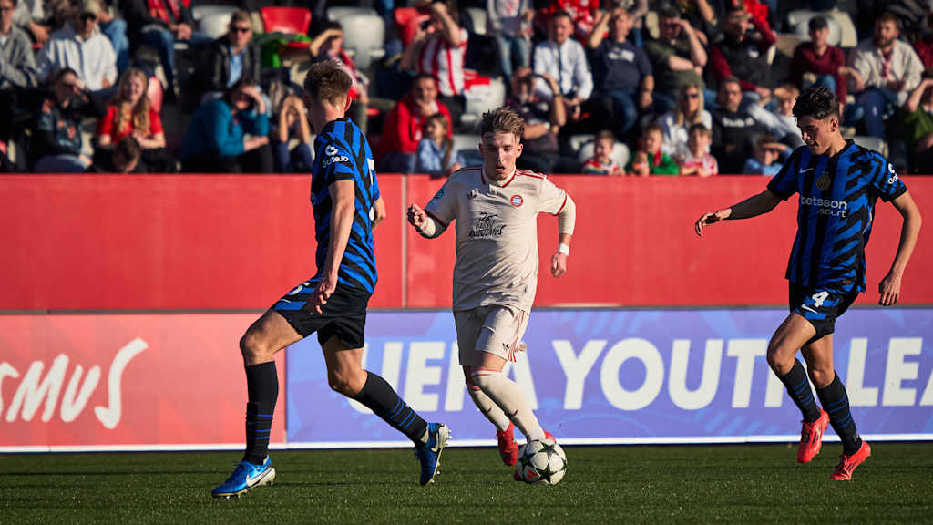 Lennart Karl im Spiel gegen Inter Mailand am Ball.