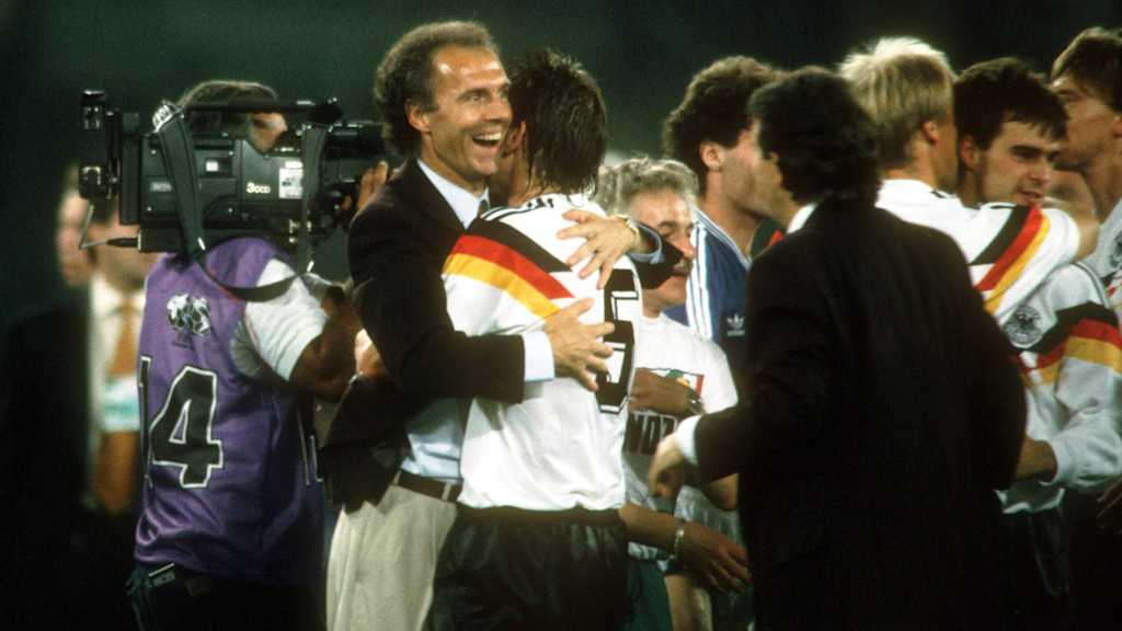 Klaus Augenthaler mit Franz Beckenbauer nach dem WM-Triumph 1990