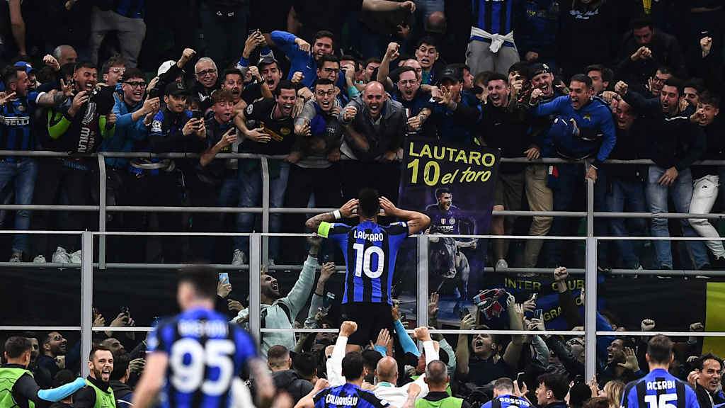 Lautaro Martínez lo celebra ante la hinchada del Inter
