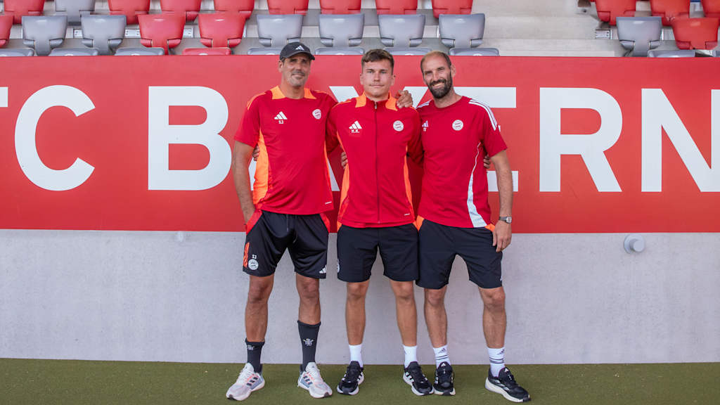 Simon Jentzsch, Manuel Kainz und Tom Starke stehend in der Spielstätte am FC Bayern Campus.