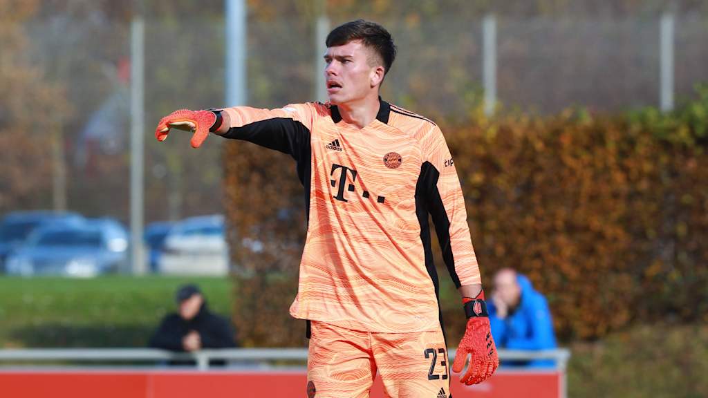 Manuel Kainz gestikulierend während einer Regionalliga-Partie im Trikot der FC Bayern Amateure.