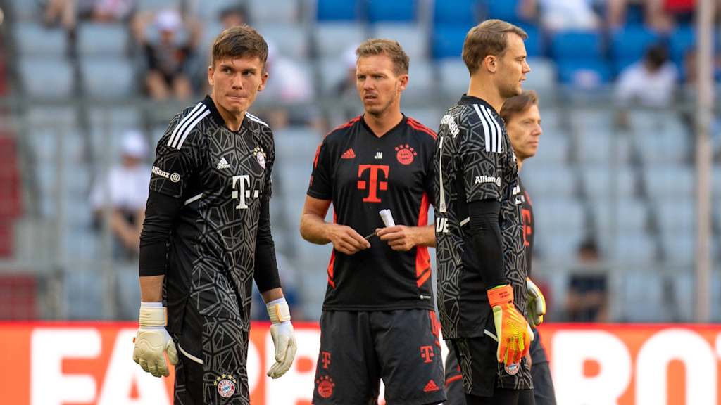 Manuel Kainz und Manuel Neuer bei der Allianz Team Presentation in der Münchner Allianz Arena 2022