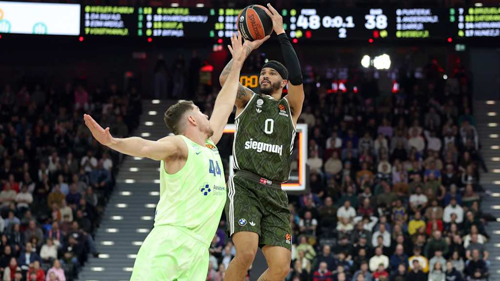 The FC Bayern Basketball won the EuroLeague first-leg game against FC Barcelona at the SAP Garden with a score of 100-78.