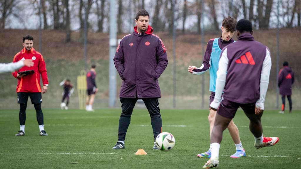 U19 Cheftrainer Perter Gaydarov im Training der FC Bayern U19.