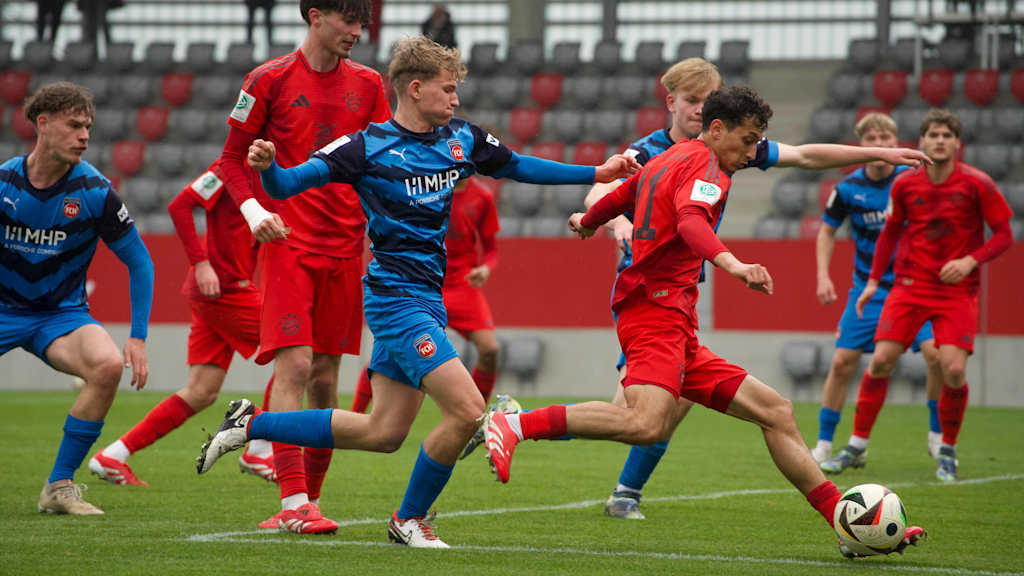 Sadat von der FCB-U19 im Zweikampf.