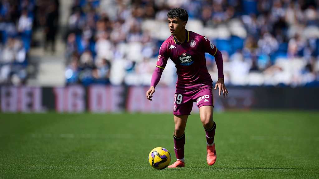 Adam Aznou mit dem Ball am Fuß im Spiel gegen Real Sociedad.
